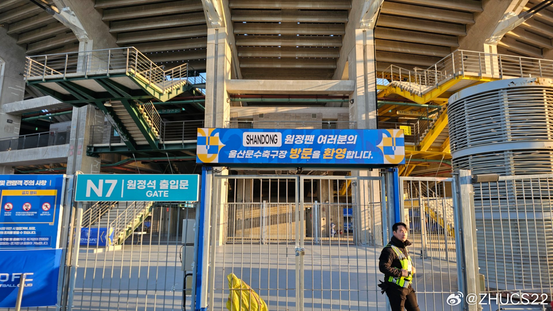  博主：蔚山現(xiàn)場(chǎng)工作人員、轉(zhuǎn)播車、安保在準(zhǔn)備撤場(chǎng)，場(chǎng)外一片安靜