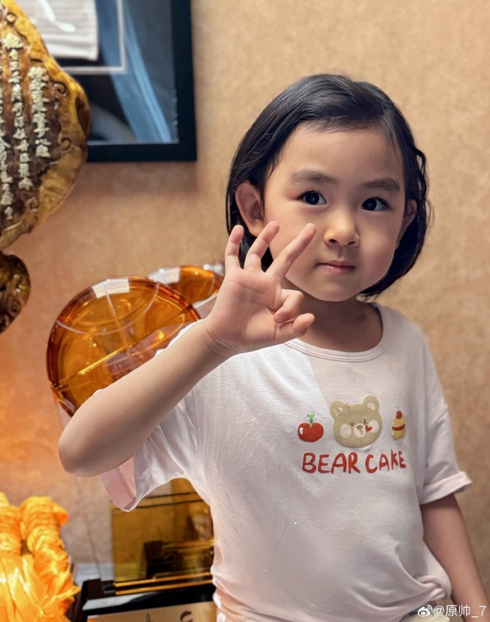  三分大賽三冠王！原帥曬三冠獎(jiǎng)杯：完成了女兒給安排的任務(wù)！