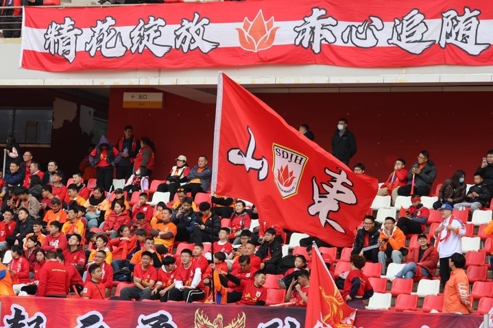主場(chǎng)上萬(wàn)名球迷的吶喊助威，給山東體彩女足征戰(zhàn)女超增添了能量與動(dòng)力