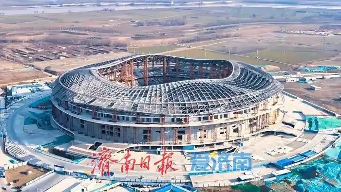  魯媒：戴上1.6萬噸“鋼鐵巨冠”，黃河體育中心球場完成屋蓋施工