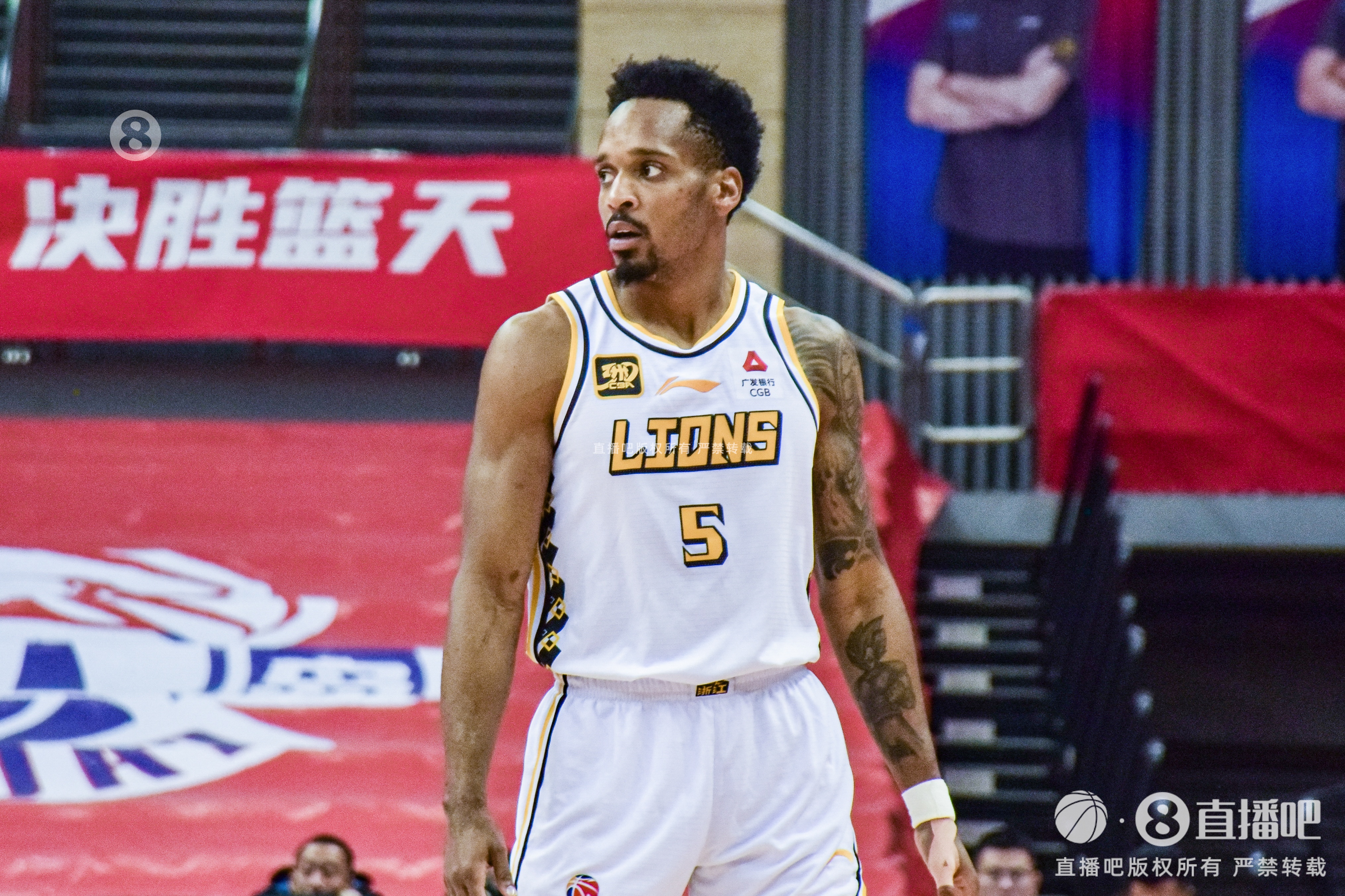  得分保障！小巴里-布朗17中9&三分9中4砍28分 末節(jié)11分助隊取勝